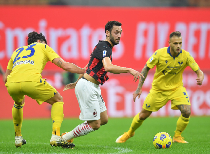 罗马队在主场对卡利亚里发起进攻 罗马队在主场对卡利亚里发起进攻