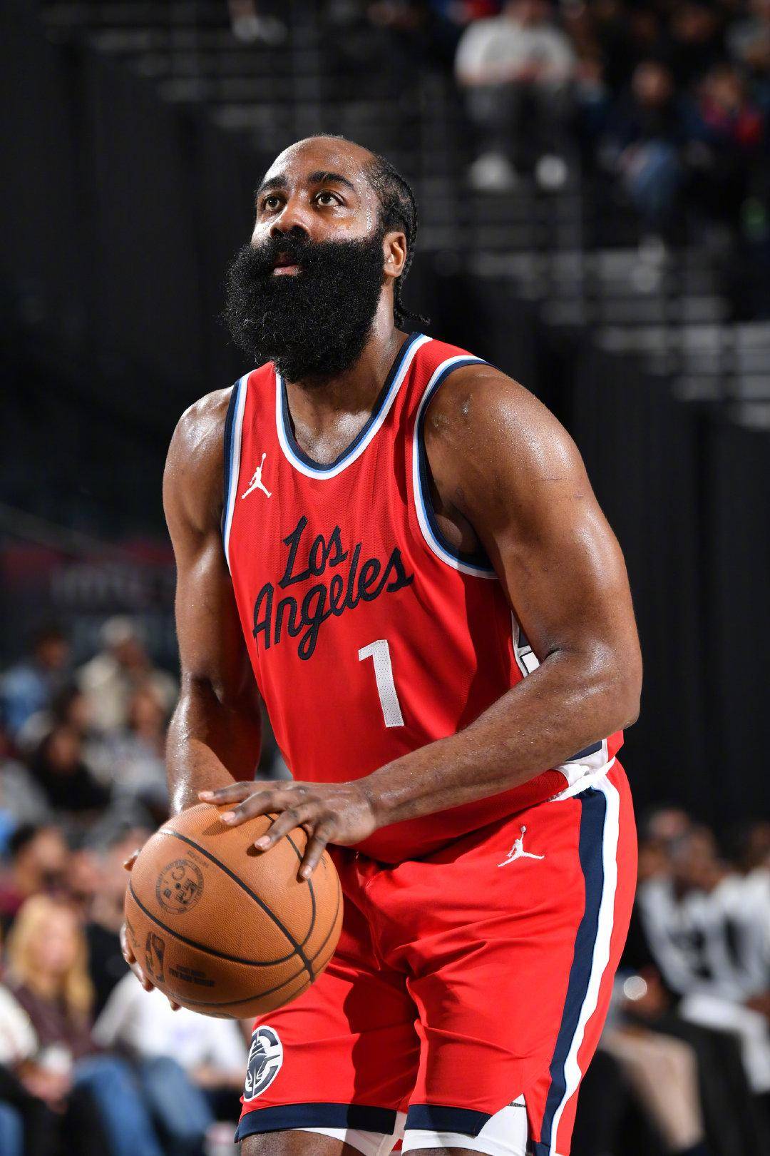 FB体育官网-火箭战马刺，哈登表现神勇难以抵挡德罗赞后仰绝杀